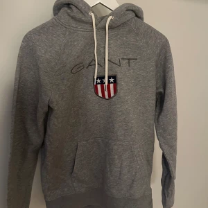 Grå hoodie från GANT - Fin och mysig hoodie från GANT. Storlek S men skulle säga att den sitter mer som XS🫶🏼✨ Passar både tjej och kille!!