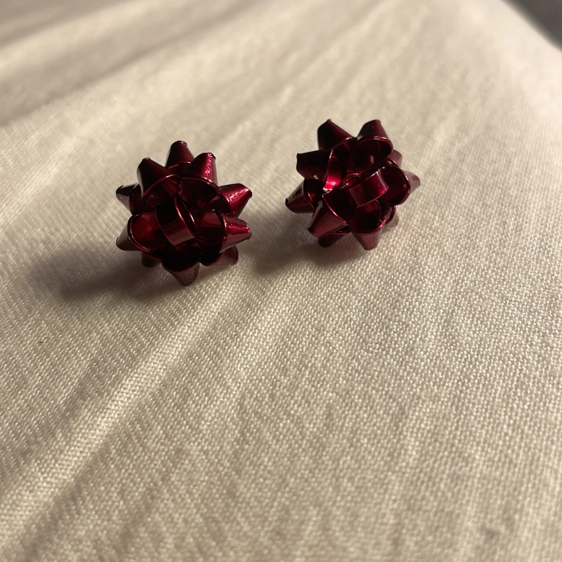 Röda rosettformade örhängen