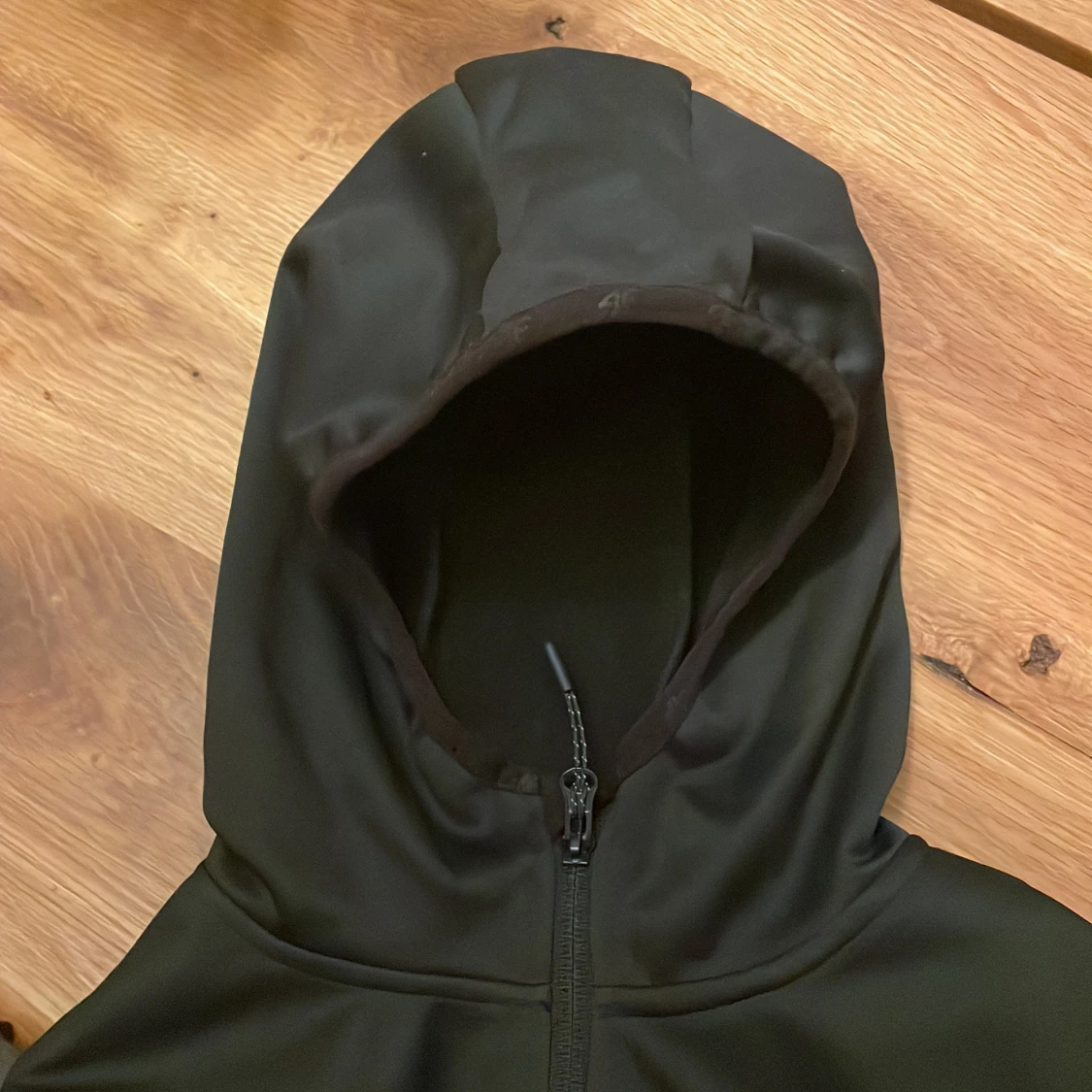 Svart jacka med huva från 4F - 2