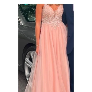 Rosa balklänning  -  Säljer min superfina rosa balklänning, använd en gång och super bra skick, har en slits vid ena benet men som är väldigt diskret. den har en liten defekt för nån har råkat komma emot min klänning längst ner (se på sista bilden) storleken är mellan xs-s. skriv för flera frågor. 