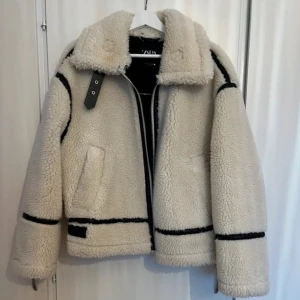 Zara biker teddy jacka - Hej! Säljer min Zara jacka då det inte är min stil längre. Har använt den väldigt lite så den är i väldigt bra skick. Nytvättat och redo. Kontakta gärna mig om du har någon fundering! ❤️