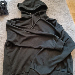 Svart hoodie från lager 157 - Säljer en klassisk svart hoodie från lager 157 i storlek S. Den har en bekväm passform med långa ärmar och en praktisk huva med dragsko. Perfekt för en avslappnad stil. 🖤 Den är använd men inga effekter.