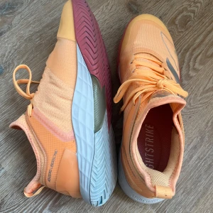 Orange sneakers från Adidas - Snygga orangea sneakers från adidas som är helt nya, beställde i fel storlek tyvär. Skriv för fler bilder eller frågor 