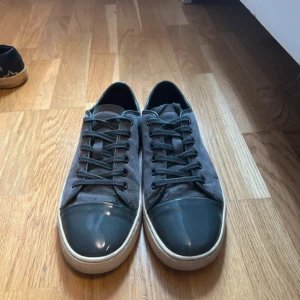 Lanvin Skor Grå - Hej, säljer nu dessa snygga skor från Lanvin i färgen grå. Storlek 42. Ingen box ingår tyvärr! 