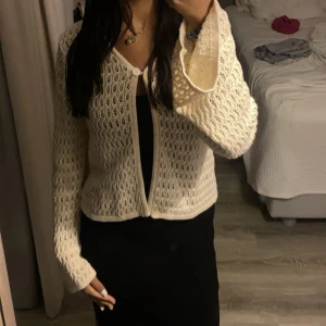 Stickad kofta  - Jättefin stickad kofta med en knapp upptill, endast använd 1 gång.