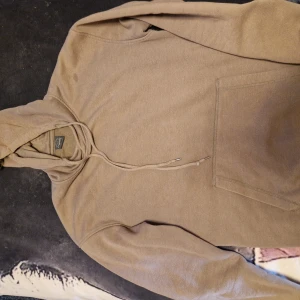 Grå sweatshirt från Calvin Klein - Säljer en stilren grå sweatshirt från Calvin Klein Jeans med det ikoniska CK-logotypen tryckt på framsidan. Tröjan har långa ärmar och en rund halsringning. Perfekt för en avslappnad look.