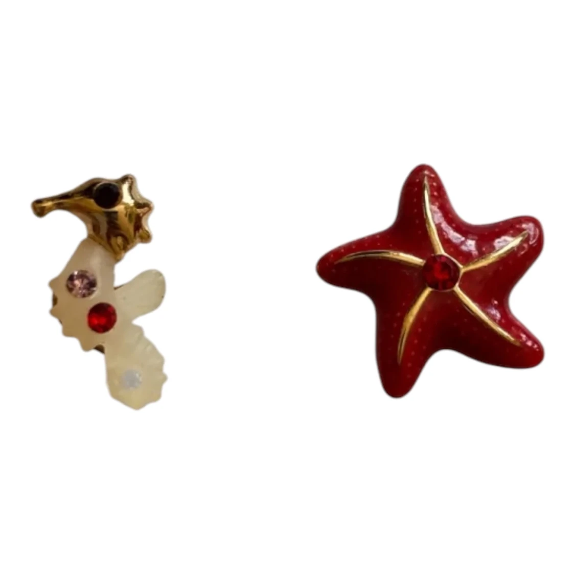 Sjöhäst + sjöstjärna örhängen i emalj med rhinestones