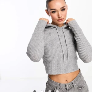 Grå ribbad croppad hoodie - Säljer en as snygg grå ribbad croppad hoodie med huva från stradivarius. Bilderna är från ASOS hemsida, skriv privat om fler bilder☺️