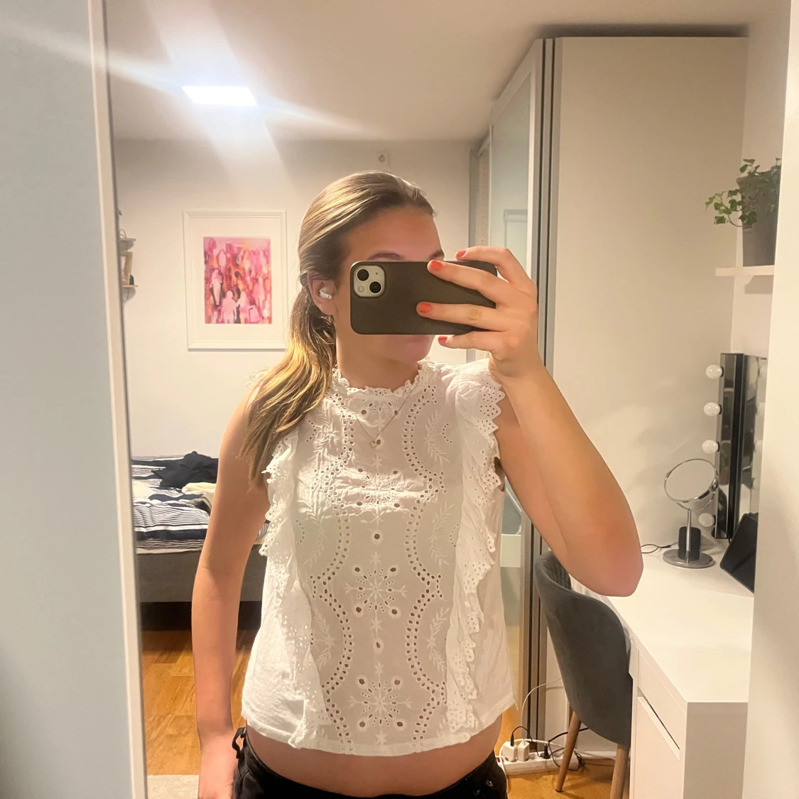 Vit blus med spetsdetaljer - 2