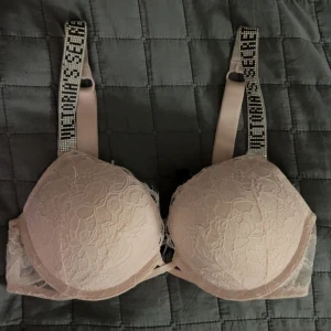 Ljusrosa spets-BH från Victoria's Secret - Jag säljer min Victoria secret bombshell bh som är för stor för mig, därav är den knappt använd. Ungefär 2-3 stenar har fallit av med det är inget som är synligt. Nypris var ca 900kr