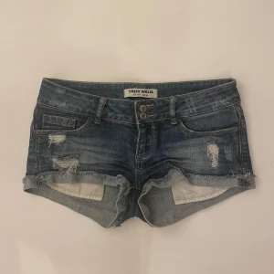 Blå jeansshorts  - Snygga blå jeansshorts från Tally Weijl. Shortsen är lågmidjade och lite mindre i storleken men passar nog både 32 och 34. Supersnygga! Säljer för att de är lite små. 