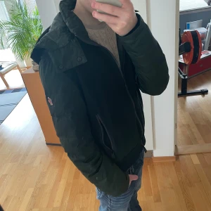 Moncler Cardigan  - Säljer en sjukt fet vintage Moncler Cardigan. Cardiganen är mörkgrön och sitter i strl S- M. Den har en perfekt passform och luvan går att ta bort, den säljs även inte längre och är perfekt nu till våren. Den är även i bra fast använt skick. Hör gärna av er vid frågor eller funderingar!! ‼️Tröjan är såklart ÄKTA ‼️