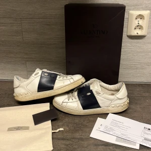 Valentino Open - Säljer nu mina Valentino open då jag tröttnat på det, Allt og medföljer, kvitto, dustbag, box, allt! Defekt där framme vid vänstra (se på slide 5) skon och vattenskadad innersula därav det billiga priset även om det med sulan ej syns. Otroligt sköna och har fortfarande mycket kvar att ge!! Vid frågor eller funderingar tveka inte på att skriva!