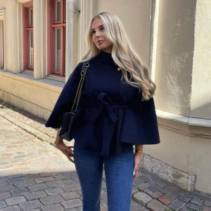 Svart poncho blair missäy - Svart missäy kappa poncho blair. Köpt i december. Helt oanvänd. Kan mötas upp i Stockholm❤️skriv om ni har några funderingar❤️