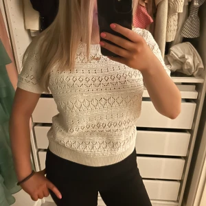 Vit stickad topp - Liten i storleken! Passar xs/s .