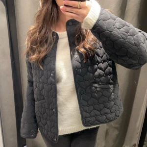 Svart quiltad jacka från Zara - Säljer en svart jacka från Zara i storlek XS. Inte alls mycket använd. Passar perfekt nu till våren