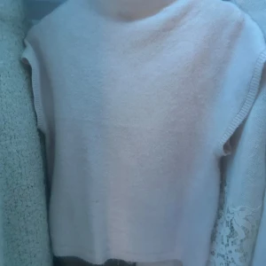 Beige ärmlös topp från Lindex - Säljer en stilren beige ärmlös topp från Lindex. Perfekt för lager-på-lager eller som den är. Toppen har en mjuk och bekväm känsla, idealisk för både vardag och speciella tillfällen.