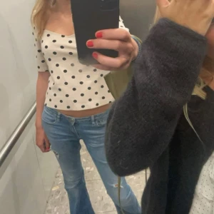 Prickig topp - Supersöt svartprickig topp🥰