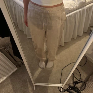 Beige linnebyxor från Chelsea Girls - Snygga beige linnebyxor från Chelsea! Använd ett fåtal gånger men mycket fint skick🥰
