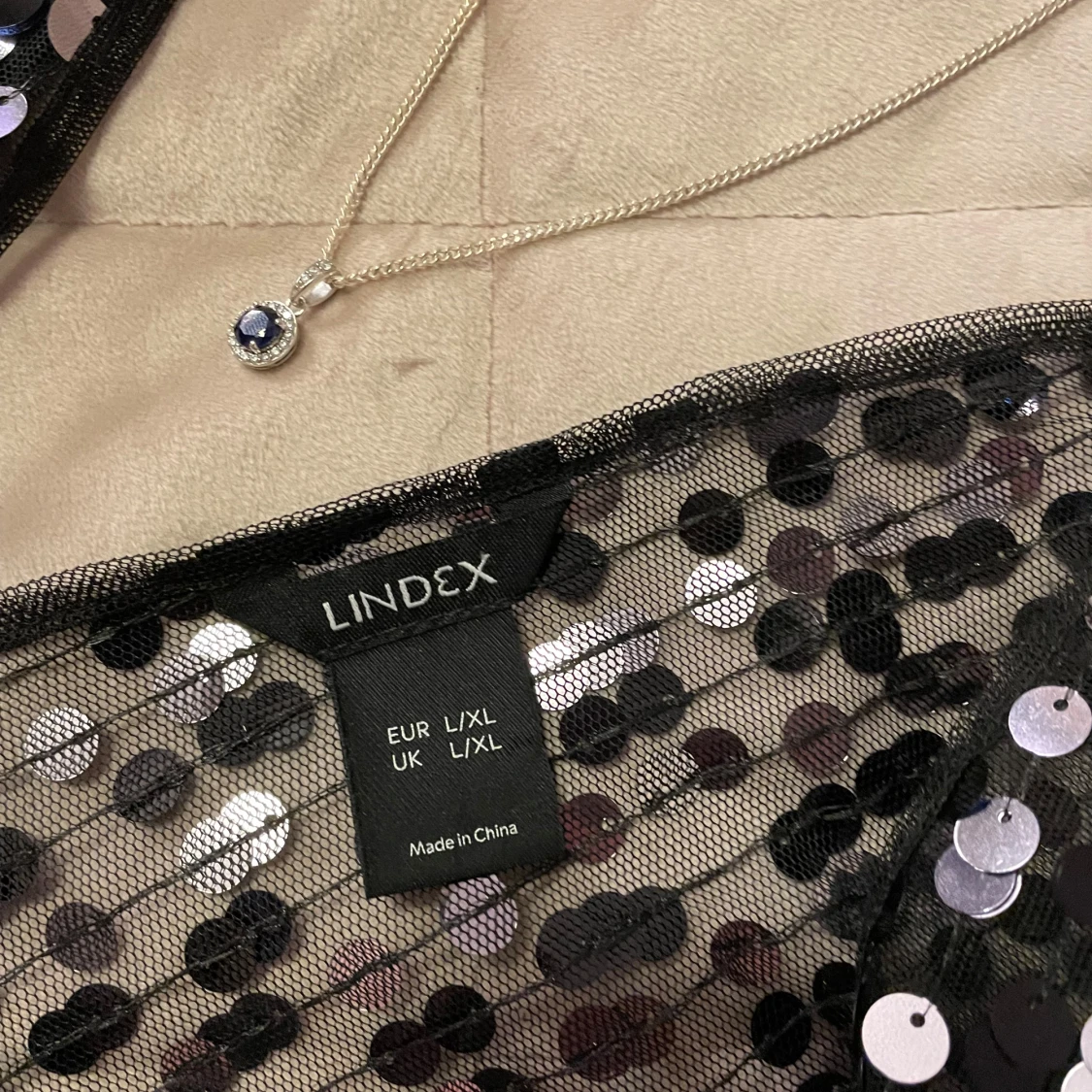 Svart paljettklänning från Lindex - 3