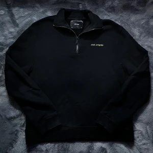 Axel Arigato half zip - Säljer en stilren svart tröja från Axel Arigato med halv dragkedja och broderad logga på bröstet. Perfekt för en avslappnad look. Tröjan har långa ärmar och en bekväm passform. Storlek M. Skick 9/10. Pris går att diskutera✅