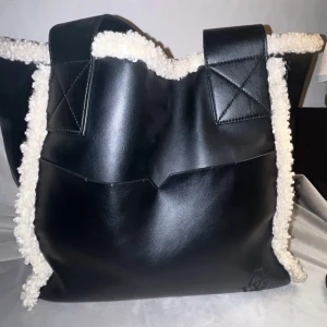 Carin wester handväska - C.W handväska mycket bra skick, dock en repa på handtaget som inte syns mycket. Utöver det är den jätte söt 🥰