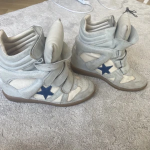 Isabel Marant  - Jag är inte helt 100 på att ja vill sälja men ja vill se vad folk skulle kunna ge för dem å ifall ja får ett bra pris tror ja att ja kommer sälja dem. De är köpa här på Plick å ja har använder dem typ 5 gånger💕 skulle säga att skicket är runt 7/10💕dustbags kommer med men inte original boxen