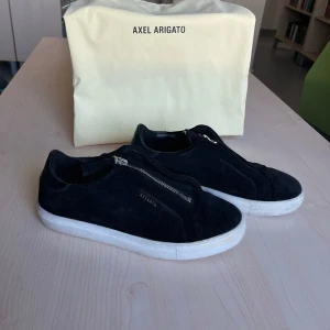  Axel Arigato skor svarta. - Snygga skor från Axel Arigato. Skorna har slutat säljas vilket gör dom svåra att köpa/limiterade. Säljer för mindre en halva priset för vill bli av med dom. Nypris 2500 ish💯