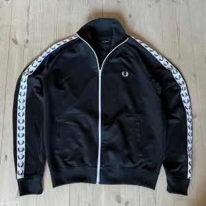 Fred Perry zip-up - Snygg svart Fred perry zip-up! Pris kan diskuteras. Använd endast någon enstaka gång, i princip ny.