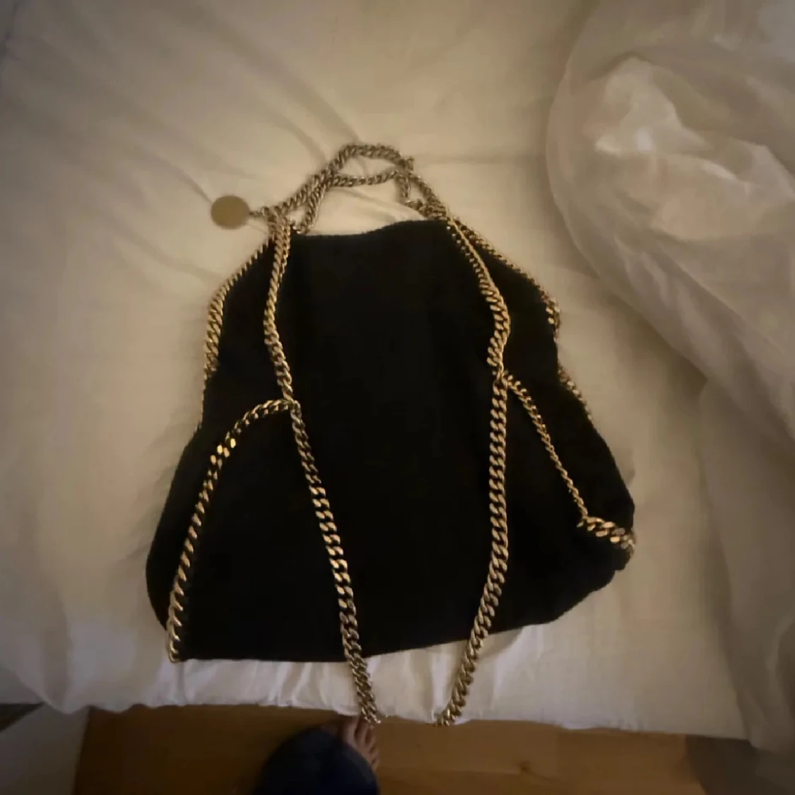 Svart axelväska med kedjedetaljer kan mötas upp - 2