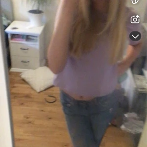 Ljuslila t-shirt - Bilden är tagen ifrån sommaren. Säljer en ljuslila t-shirt med normal passform. Storleken är S. Den har väldigt skönt matrieal. Och passar till allt. 