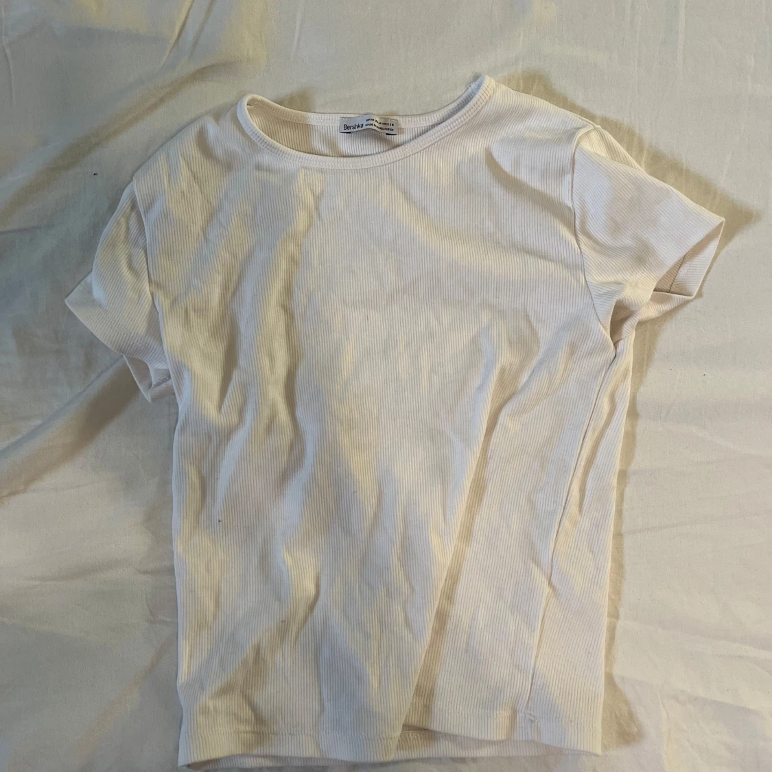 Vit ribbad T-shirt från bershka 