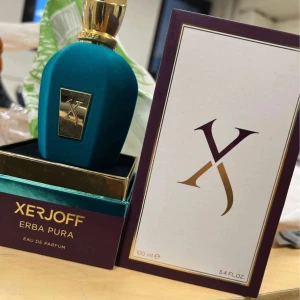 Xerjoff Erba Pura Eau de Parfum - Säljer en lyxig flaska Xerjoff Erba Pura Eau de Parfum. Flaskan är i en elegant turkos färg med gulddetaljer och rymmer 100 ml. Den kommer i en stilren förpackning med matchande design. Perfekt för den som älskar exklusiva dofter. Helt ny har ej använt den, 2000kr vid snabbaffär