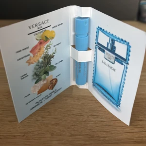 Versace Man Eau Fraîche Eau de Toilette 1 ml - Upptäck Versace Man Eau Fraîche, en fräsch och aromatisk doft med toner av vit citron, rosenträ, och dragon. Denna 1 ml provflaska är perfekt för att testa doften. En elegant och maskulin doft som kombinerar cederblad, salvia och mysk för en unik upplevelse.