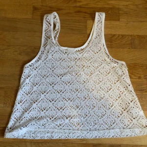 Vit spetslinne från Aeropostale - Vitt spetslinne från Aeropostale! Perfekt på stranden över en bikini🎀🌞