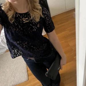 Mörkblå spetsblus - Säljer en så snygg mörkblå spetsblus.💕 Blusen har korta ärmar och knappar längs ryggen.  Första bilderna från förra ägaren, köpt här på plick.💕
