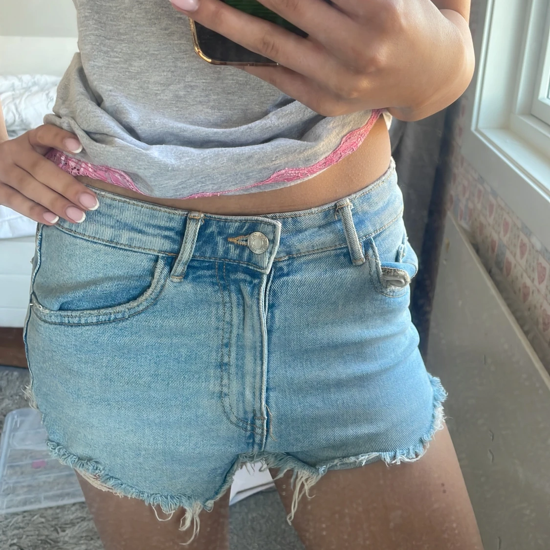 Blå jeansshorts med fransar