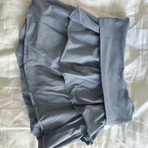 Blå volangkjol mini lowwaist - Säljer denna supersöta minkjol med volanger perfekt till sommaren! Ljusblå i storlek 170 aldrig använd i nytt skick. Skriv vid frågor eller för fler bilder. 