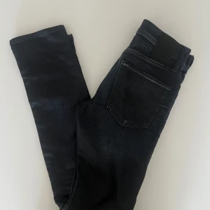 Jack and jones Glenn - Slim/glenn modell från jack n jones, toppskick!       Notera att de ser lite ljusare ut på bild 2 och 3 jämfört med verkligheten.                                       W27/L32