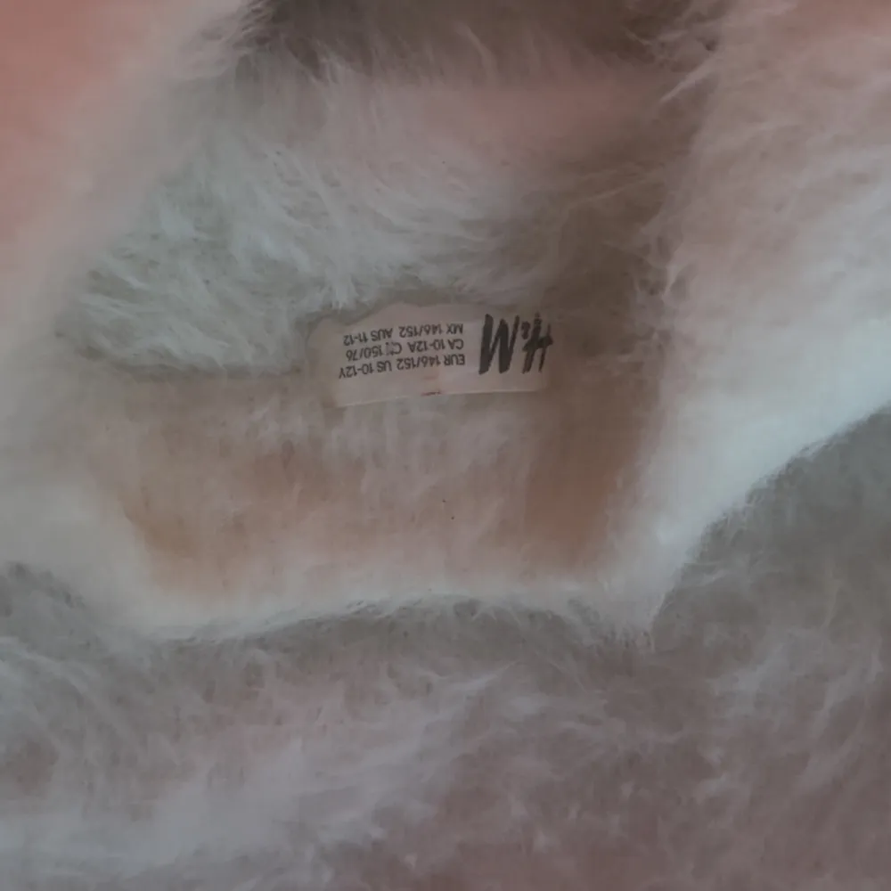 Mysig och fluffig vit tröja från H&M. Perfekt för kyliga dagar med sin mjuka och varma känsla. Tröjan har långa ärmar och en normal passform. Ett måste för garderoben om du älskar komfort och stil! ❄️lite för liten för mig så därför säljer jag den. . Neuletakit & Villapaidat.