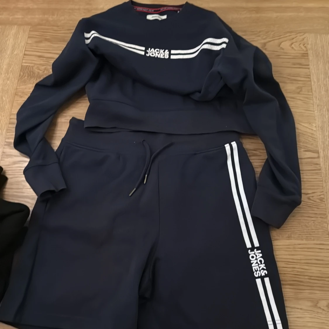 Mörkblå tröja och shorts från Jack & Jones