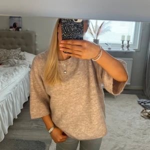 Beige stickad tröja - Säljer en mysig beige stickad tröja med trekvarts ärmar. Enkel att matcha med olika outfits. Tröjan har en rund halsringning och en avslappnad passform. Tröjan är i storlek xs men är lite stor i storleken💞