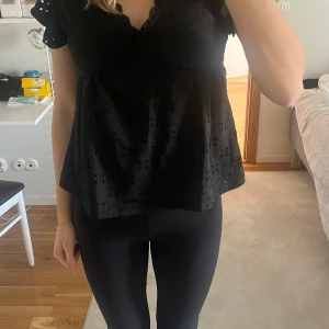 Svart blus med spetsdetaljer - Söt topp perfekt till sommaren💓💓💓