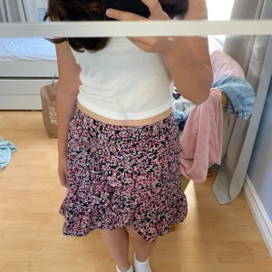 Blommig kjol - En blommig kjol från Ullared i storlek 158/164 i väldigt bra skick 💕