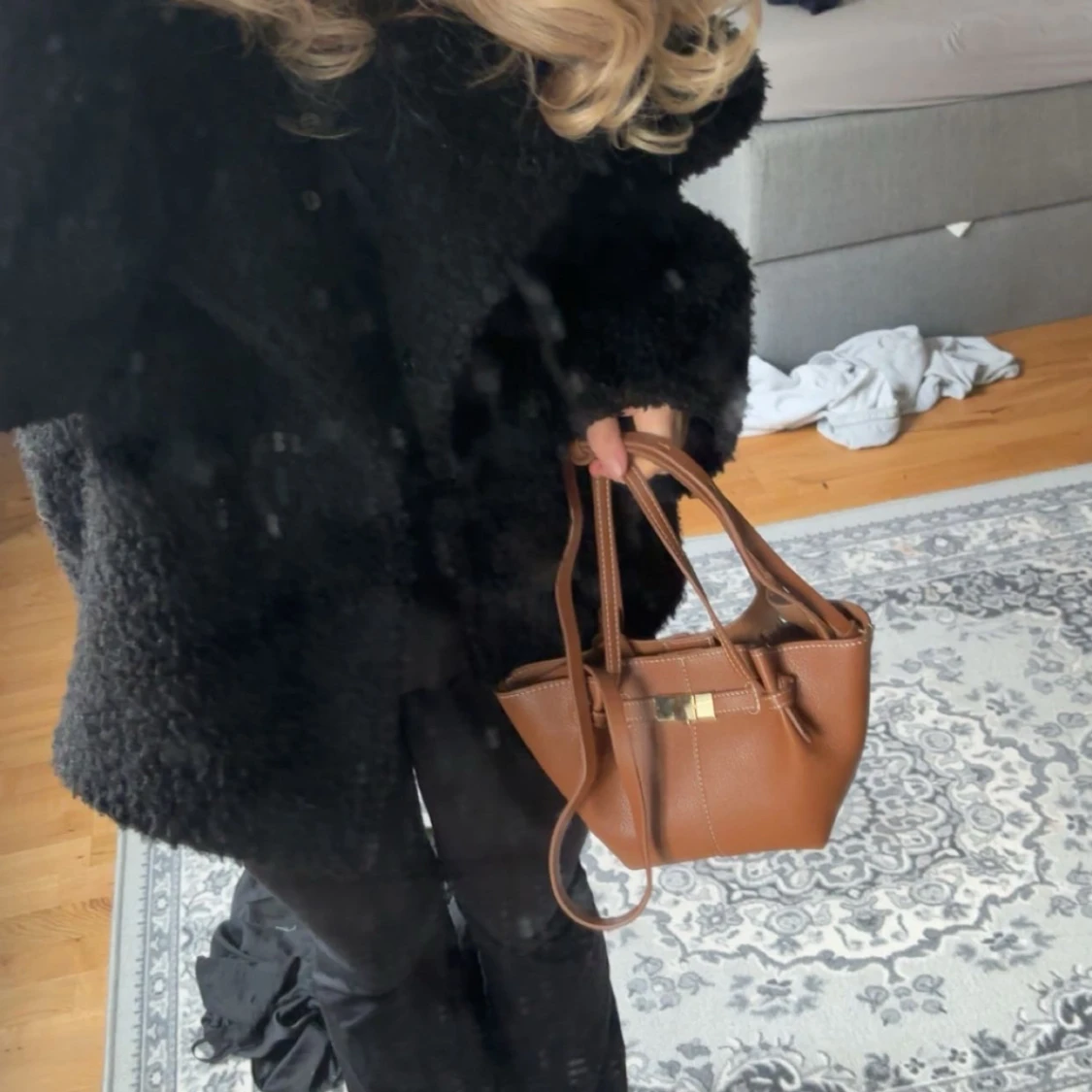 Brun handväska med gulddetalj - 1