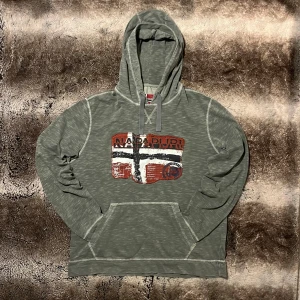 Napapijri hoodie  - Säljer denna vintage gråa Napapijri hoodien med en stor norsk flagga och logotyp på framsidan. Perfekt för en avslappnad stil. Skriv om ni undrar något! 
