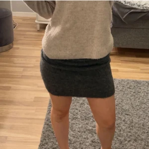 Grå kjol från Gina Tricot - Snygg grå kjol från Gina Tricot i en tight passform. Kjolen är kort och perfekt för en stilren look. Aldrig använd!