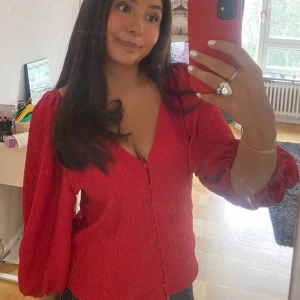 Röd blus med knappar - Världens finaste blus