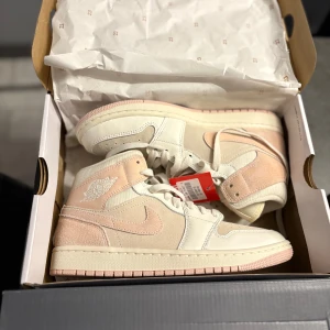 Nike Air Jordans Washed Pink - Nike Air Jordans Washed Pink Helt nya ALDRIG använda. Kommer i förpackning med lådan. Säljer pga passade ej min tjej. Köpte för 1799, pris kan diskuteras! Storlek 39
