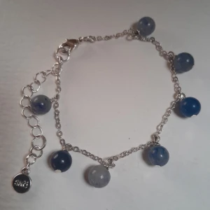 Snö of sweden  Silverarmband med blå pärlor - Snö of sweden Elegant silverarmband med sju blå pärlor. Armbandet har en justerbar kedja och ett smidigt lås. Perfekt för att lägga till en färgklick till din outfit.